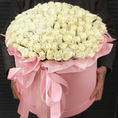 199 белых роз в шляпной коробке фото
