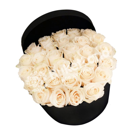 31 белая роза в шляпной коробке фото