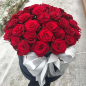 51 красная роза в шляпной коробке фото