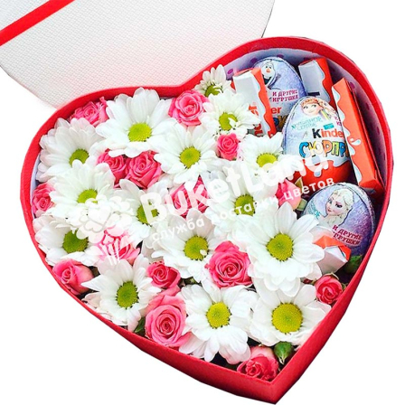 Коробка с цветами и сладостями в виде сердца | размер М фото