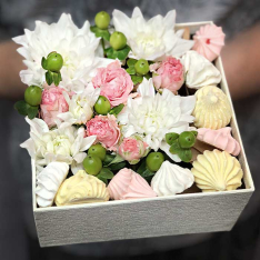 Коробочка с цветами и безе «Монреаль» фото