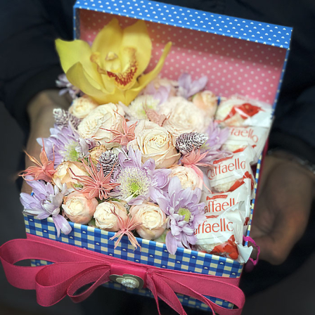 Коробочка с цветами и конфетами «Сад Эдема» фото