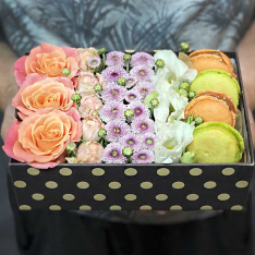 Коробочка с цветами и макарунами «Изящество» фото