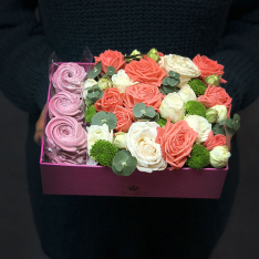 Коробочка с цветами и зефиром «Сладкоежка» фото
