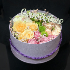 Круглая коробка с цветами «Скучаю» фото