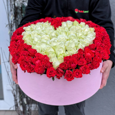 151 роза микс в шляпной коробке в форме сердца  фото