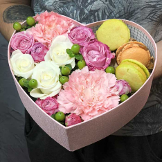 Сердце с цветами и макарунами «Воздушный десерт» фото