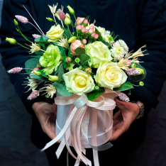 Цветы в шляпной коробке «Красивый обычай» фото
