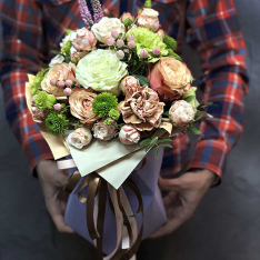 Цветы в шляпной коробке «Лики любви» фото