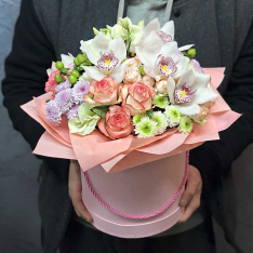 Цветы в шляпной коробке «Время любить» фото