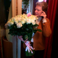 51 белая роза Аваланч 60 см фото